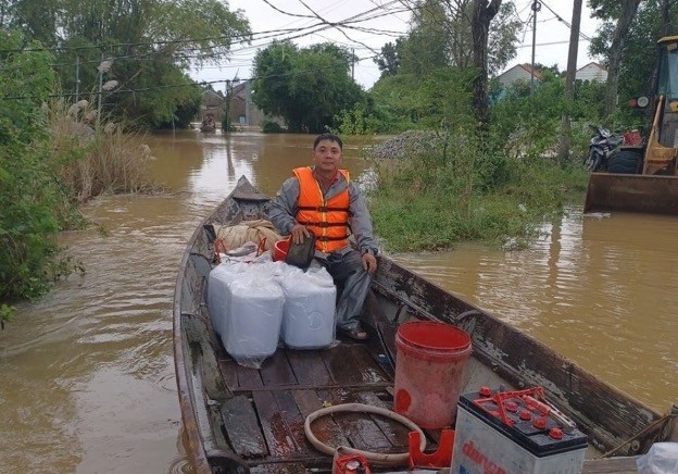 បុគ្គលិកបច្ចេកទេស Viettel បានទៅដល់តំបន់លិចទឹកក្នុងទីក្រុង Da Nang ដើម្បីផ្តល់ព័ត៌មានជួយសង្គ្រោះ។ (រូបថត៖ Viettel) 4.jpg