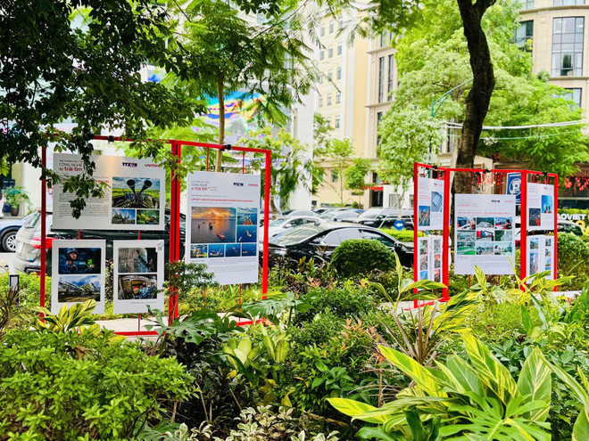 Photo and video exhibition Technology from the heart at Tao Dan Flower Garden, Hanoi. a5.jpg