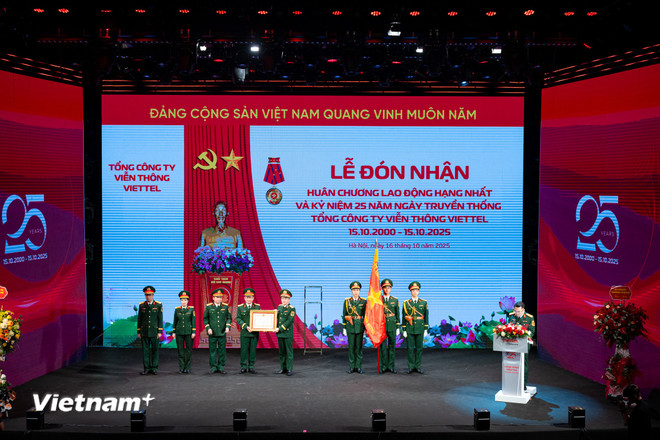Viettel Telecom Corporation (Viettel Telecom) fick första klassens arbetsmedalj. (Foto: Minh Son/Vietnam+) vnp-viettel-telecom-2.jpg