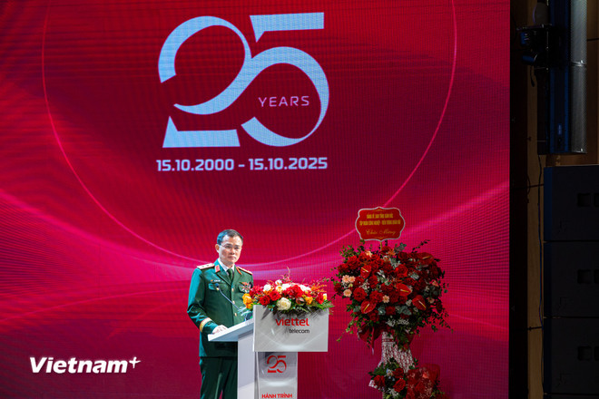 Generallöjtnant Tao Duc Thang - ordförande och generaldirektör för militärindustrin - Telekommunikationsgruppen erkände Viettel Telecoms bidrag under dess 25-åriga utvecklingsresa. (Foto: Minh Son/Vietnam+) vnp-viettel-telecom-3.jpg