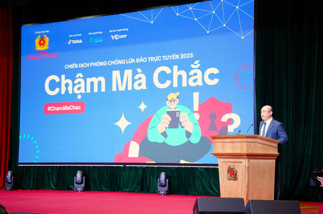 العقيد ها فان باك - نائب مدير القسم A05 (وزارة الأمن العام). (صورة: PV/Vietnam+) dai-ta-ha-van-bac-pho-cuc-truong-cuc-an-ninh-mang-va-phong-chong-toi-pham-su-dung-cong-nghe-cao-bo-cong-an-phat-bieu-khai-mac.jpg
