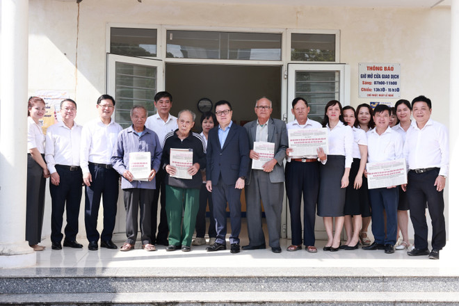 Redactorul-șef al ziarului Nhan Dan, Le Quoc Minh, și directorul general al Poștei Vietnameze, Chu Quang Hao, au prezentat publicului proiectele de documente ale celui de-al 14-lea Congres al Partidului și câteva publicații speciale ale ziarului Nhan Dan. anh-7.jpg