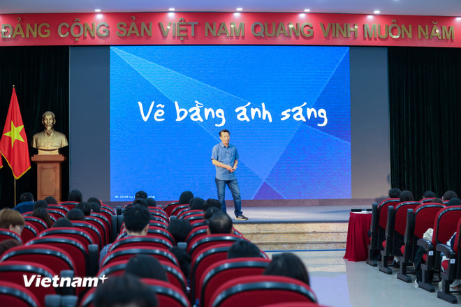 Nhiếp ảnh gia Lý Hoàng Long - Nghệ sĩ xuất sắc (E.FIAP) và (E.VAPA) đã chia sẻ về cách tìm kiếm và khai thác những câu chuyện "chạm" về công nghệ, cách thể hiện yếu tố "trái tim" trong các sản phẩm. (Ảnh: PV/Vietnam+) vnp-cong-nghe-tu-trai-tim-2025-5.jpg