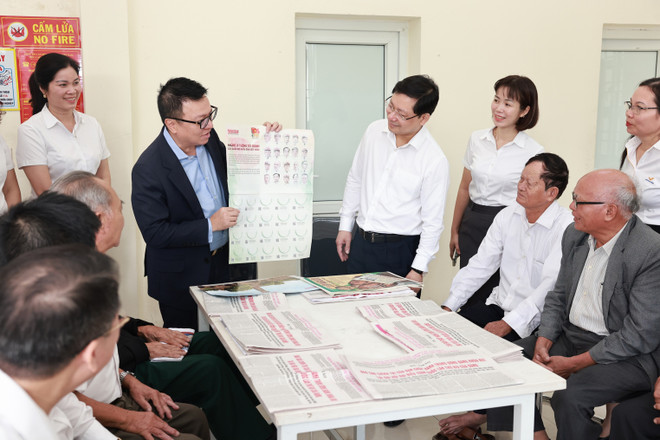 Redactorul-șef al ziarului Nhan Dan, Le Quoc Minh, și directorul general al Poștei Vietnameze, Chu Quang Hao, au prezentat publicului proiectele de documente ale celui de-al 14-lea Congres al Partidului și câteva publicații speciale ale ziarului Nhan Dan. anh-1.jpg