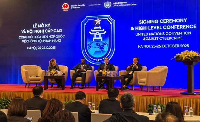 Herr Jarek Jakubcek - Binances globala chef för utbildning inom brottsbekämpning, delar med sig av sina erfarenheter av att bekämpa kryptovalutabrott vid Hanoi-konventionens öppningsceremoni och toppmöte, 25-26 oktober, i Hanoi, Vietnam. (Foto: PV/Vietnam+) 2.jpg