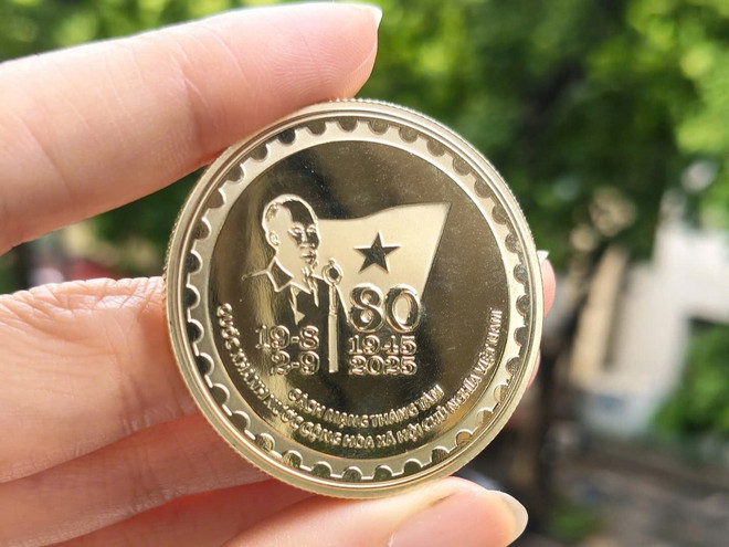 Vorderseite der Münze mit Logo der Gedenkmünze und Bild von Präsident Ho Chi Minh auf der Seite des Vaterlandes.jpg