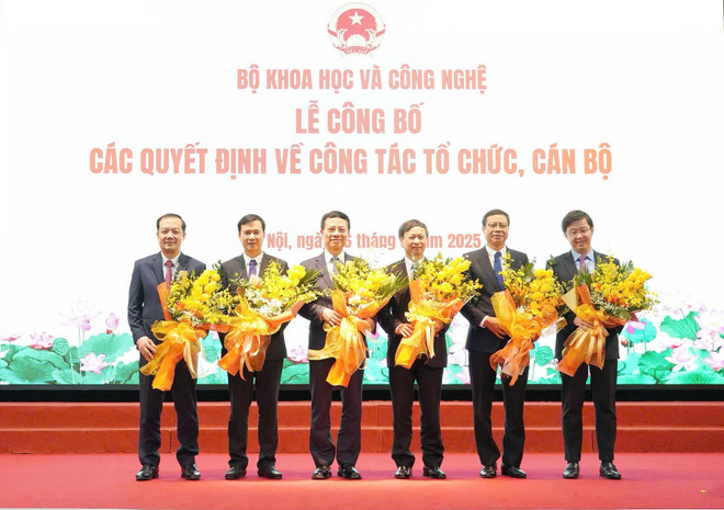 Các Thứ trưởng Bộ Khoa học và Công nghệ nhận quyết định. (Ảnh: Bộ Khoa học và Công nghệ).