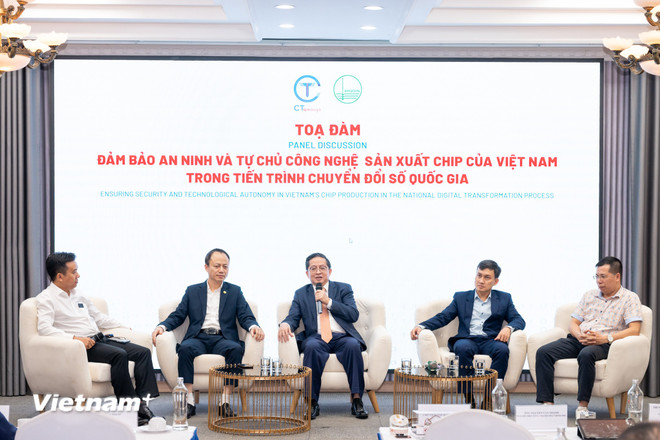 វរសេនីយឯក បណ្ឌិត ឡឺ ហៃទ្រីវ (ស្តាំ) - នាយកវិទ្យាស្ថានវិស្វកម្មអេឡិចត្រូនិចវិជ្ជាជីវៈ នាយកដ្ឋានឧស្សាហកម្មសន្តិសុខ (ក្រសួងសន្តិសុខសាធារណៈ)។ (រូបថត៖ Minh Son/Vietnam+) vnp-chip-ban-dan51.jpg