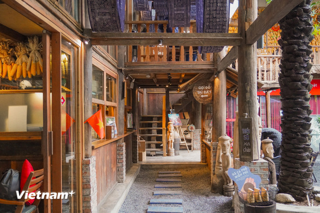 Dari saat anda melangkah masuk, restoran ini memberikan anda perasaan tersesat di dalam rumah panggung kecil. (Foto: Nguyen Tam/Vietnam+) vnp-thieu-so-cafe-11.jpg