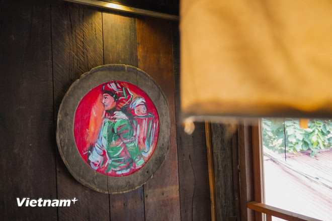 Setiap lukisan etnik yang tergantung di dinding adalah secebis kehidupan tanah tinggi. (Foto: Nguyen Tam/Vietnam+) vnp-thieu-so-cafe-9.jpg