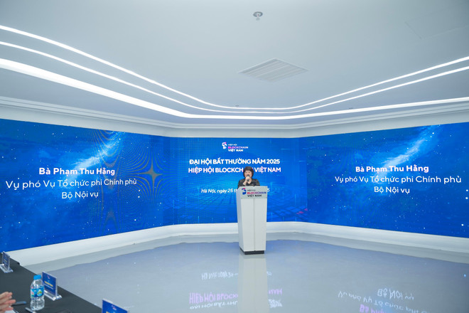 Bà Phạm Thu Hằng - Phó Vụ trưởng Vụ Tổ chức phi Chính phủ, Bộ Nội vụ, đề xuất VBA sớm ban hành sớm Quy tắc đạo đức nghề nghiệp. (Ảnh: VBA) mhp08607-copy.jpg