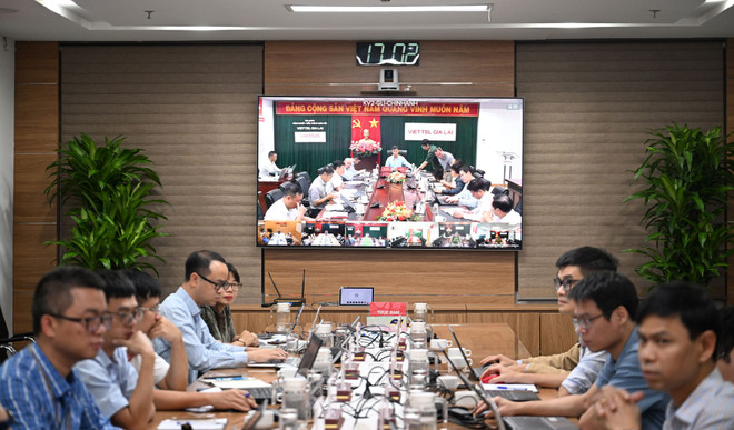 ກຸ່ມອຸດສາຫະກໍາ ແລະໂທລະຄົມມະນາຄົມກອງທັບ (Viettel) ໄດ້ເປີດໃຊ້ລະບົບຕອບໂຕ້ທັງໝົດຂອງຕົນໃນລະດັບສູງສຸດ. (ພາບ: Viettel) viettel-kich-hoat-he-thong-ung-pho-cap-do-cao-nhat-de-dam-bao-thong-tin-thong-suot-trong-bao-so-13.jpg