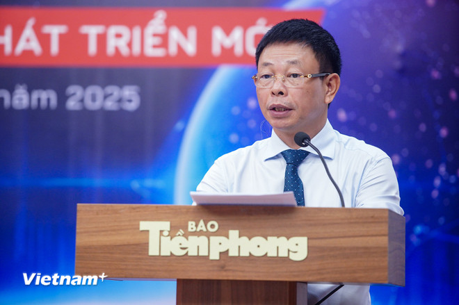 Nhà báo Phùng Công Sưởng - Tổng biên tập báo Tiền Phong cho rằng, trong thế kỷ XXI, công nghệ vũ trụ không còn là lĩnh vực giới hạn trong các chương trình khám phá không gian của một số ít quốc gia. (Ảnh: PV/Vietnam+) vnp-toa-dam-khoa-hoc-cong-nghe-vu-tru.jpg