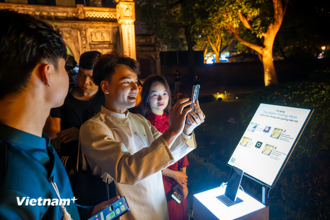 ដំណើរនៃបទពិសោធន៍នៅប្រាសាទអក្សរសាស្រ្ត - Quoc Tu Giam ចែកចេញជា ៥ តំបន់ ដែលតំបន់នីមួយៗបង្កើតឡើងវិញនូវផ្នែកនៃដំណើរការសិក្សា និងប្រឡងរបស់អ្នកប្រាជ្ញបុរាណ។ ពី vnp-galaxy-ai-4.jpg