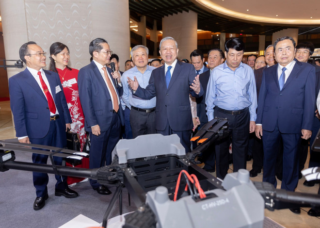 Tổng Bí thư Tô Lâm cùng lãnh đạo Đảng, Nhà nước tham quan gian hàng của CT Group. (Ảnh: PV/Vietnam+) hoi-nghi-toan-quoc-nghi-quyet-684.jpg