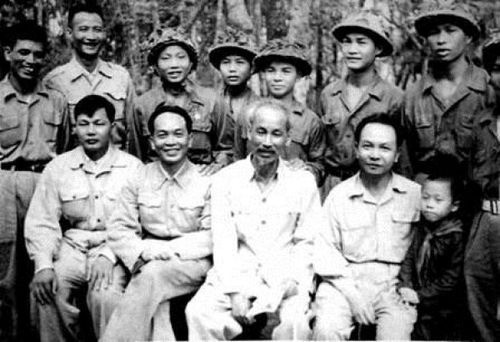 Le général de division Ho Sy Hau - le garçon apparaissant sur la photo de l'oncle Ho avec les soldats de Dien Bien. 7357c432817c6822316d.jpg