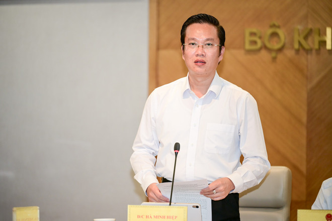 آقای ها مین هیپ - رئیس دفتر وزارتخانه - گفت که در اکتبر 2025، وزارت علوم و فناوری به نخست وزیر پیشنهاد داد که 4 محصول فناوری استراتژیک را از 31 اکتبر به کار گیرد و هدفی را برای استقرار محصولات باقیمانده در دسامبر 2025 تعیین کرد. (عکس: مین سون/ویتنام پلاس) z63-6019.jpg