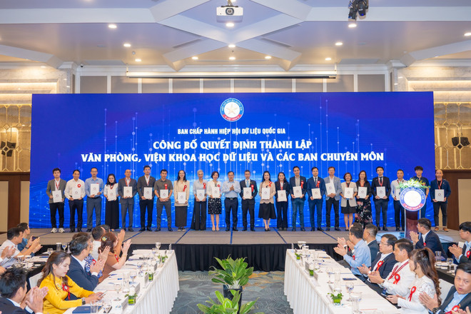 សមាគមទិន្នន័យជាតិក៏បានប្រកាសអំពីការសម្រេចចិត្តក្នុងការបង្កើតការិយាល័យ គណៈកម្មាធិការឯកទេស និងវិទ្យាស្ថានវិទ្យាសាស្ត្រទិន្នន័យក្រោមសមាគម។ (រូបថត៖ Minh Son/Vietnam+) dsc-0144.jpg