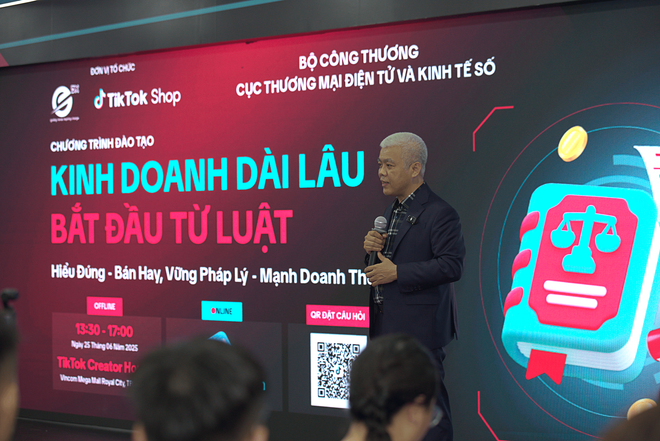 លោក Nguyen Lam Thanh - តំណាងក្រុមហ៊ុន TikTok វៀតណាមបានចែករំលែកថា៖ “កម្មវិធីបណ្តុះបណ្តាលគឺជាការប្តេជ្ញាចិត្តរបស់យើងក្នុងការរួមចំណែកដល់ការអភិវឌ្ឍន៍ប្រកបដោយនិរន្តរភាពនៃ e-commerce នៅវៀតណាម។ (រូបថត៖ PV/Vietnam+) 1.png