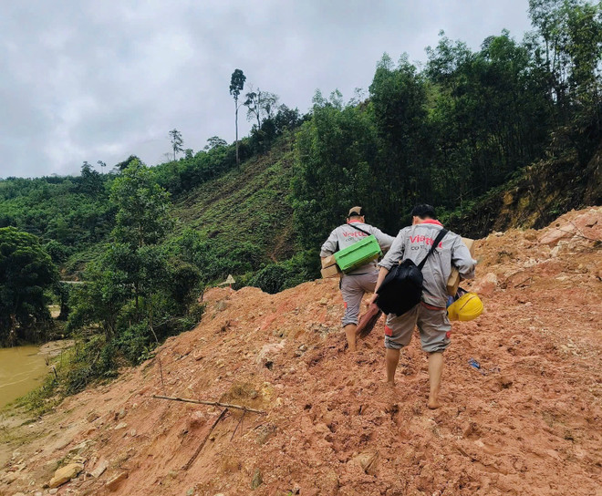 ພະນັກງານວິຊາການ, ເຄື່ອງກົນຈັກ, ໄຟຟ້າ, ລະບົບສາຍສົ່ງ ແລະ ຂໍ້ມູນຂ່າວສານ 1,000 ກວ່າຄົນໄດ້ຮັບການເສີມຂະຫຍາຍ, ແບ່ງອອກເປັນທີມເຄື່ອນທີ່ກຽມພ້ອມຮັບມືກັບເຫດສຸກເສີນຕາມຂົງເຂດຄວາມຮັບຜິດຊອບຂອງຕົນ. (ພາບ: Viettel) hon-1000-can-bo-ky-thuat-da-duoc-tang-cuong-san-sang-co-dong-ung-cuu.jpg