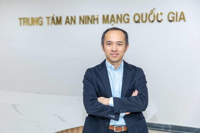 Expert Vu Ngoc Son warned users to be careful with blue-tick fanpages that show signs of fraud. (Photo: Minh Son/Vietnam+) evoto-14-of-21.jpg