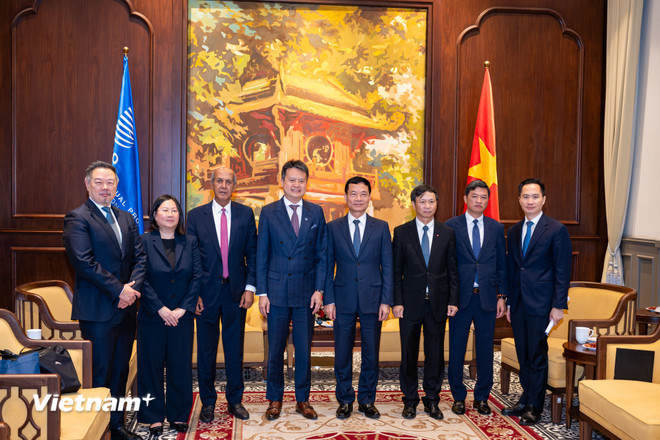 Bilim ve Teknoloji Bakanı'nın da katılımıyla imzalanan bu Mutabakat Zaptı, Vietnam ile Dünya Fikri Mülkiyet Örgütü (WIPO) arasında fikri mülkiyet alanında yeni bir iş birliği döneminin başlangıcını oluşturacak. (Fotoğraf: Minh Son/Vietnam+) vnp-wipo-7.jpg