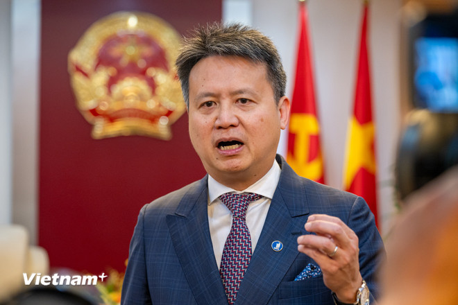 Bapak Daren Tang mengatakan bahwa kisah inovasi ibarat sungai yang mengalir dari pegunungan ke laut, dan sumbernya adalah penelitian dan pengembangan (litbang) yang banyak diinvestasikan oleh Vietnam. (Foto: Minh Son/Vietnam+) vnp-wipo-1-6.jpg