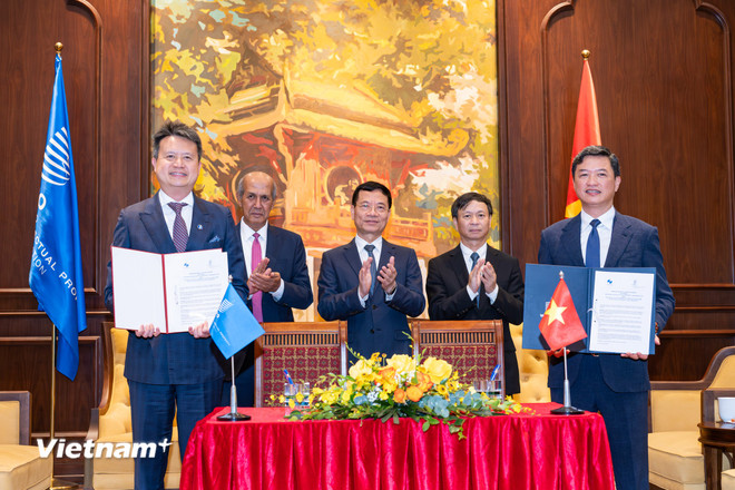 Kantor Nasional Kekayaan Intelektual dan Organisasi Kekayaan Intelektual Dunia (WIPO) menandatangani Nota Kesepahaman tentang kerja sama di bidang kekayaan intelektual. (Foto: Minh Son/Vietnam+) vnp-wipo-9.jpg