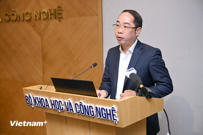 Herr Nguyen Van Khai - biträdande chef för Center for Science and Information Technology Communication om priset. (Foto: Minh Son/Vietnam+) vnp-hop-bao-bo-khoa-hoc-cong-nghe-7.jpg