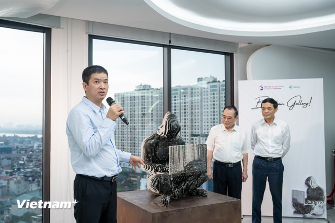 Ông Phan Đức Trung - Chủ tịch VBA, Chủ tịch 1Matrix cho biết, tượng Satoshi và Blockchain Gallery đầu tiên tại Việt Nam được đặt tại Trụ sở Công ty 1Matrix (khu đô thị Times City, Hà Nội) và sẽ mở cửa rộng rãi cho công chúng vào mỗi thứ Bảy hằng tuần. (Ảnh: Minh Sơn/Vietnam+) vnp-satoshi-1-2.jpg