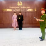 Bị can Hoàng Thị Bích Ngọc (bên trái), chủ sở hữu thương hiệu vải áo dài Đất Lành bị khởi tố, để điều tra về tội "Xâm phạm quyền tác giả" theo Điều 225 Bộ luật Hình sự. (Ảnh: PV/Vietnam+) 