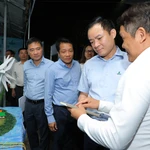 ông Lê Ngọc Sơn, Bí thư Đảng ủy, Chủ tịch Hội đồng thành viên Tập đoàn Công nghiệp - Năng lượng quốc gia Việt Nam tham quan các gian hàng trưng bày tại lễ hội Văn hóa sinh viên, học sinh 2026.