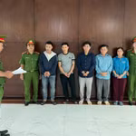 Các đối tượng đã mua hơn 1,1 tấn nguyên liệu bột ngọt và khoảng 300 kg nguyên liệu hạt nêm để sản xuất hàng giả tiêu thụ trên thị trường. (Ảnh: CA Thành phố Hồ Chí Minh cung cấp)