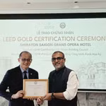 Ông Julian Wong – Tổng Giám Đốc Sheraton Saigon Grand Opera Hotel (trái) nhận Chứng chỉ LEED Gold tại sự kiện. (Ảnh: PV/Vietnam+)