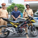 Nam thanh niên Nguyễn Thành T, ngụ phường Dĩ An, Thành phố Hồ Chí Minh (giữa) tại Đội Cảnh sát giao thông Rạch Chiếc. (Ảnh: CA Thành phố Hồ Chí Minh cung cấp)