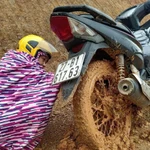  Cô giáo Lê Thị Kim Liên, người đã dành trọn 15 năm thanh xuân của mình để “bám bản”, gieo từng con chữ, ấp ủ từng ước mơ cho trẻ em nơi vùng cao heo hút bằng chiếc xe máy cà tàng quanh năm bám bùn đất. (Ảnh: Khánh Ly/Vietnam+)