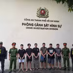 06 đối tượng cướp tài sản đã bị bắt giữ sau 48h truy xét. (Ảnh: CA TP. Hồ Chí Minh cung cấp)