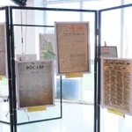 Các ấn phẩm báo chí truyền thống có tuổi đời hơn 50 năm được trưng bày tại Triển lãm, do nhà sưu tập Huỳnh Minh Hiệp - Phó Chánh Văn phòng Trung tâm UNESCO Nghiên cứu Bảo tồn Cổ vật Việt Nam cung cấp. (Ảnh: Khánh Ly/Vietnam+)