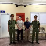 ông Trần Thanh Lâm (thứ 2 từ phải sang) và ông Dương Quốc Thái (thứ 2 từ trái sang) bị bắt giữ để điều tra về hành vi “gây rối trật tự công cộng” xuất phát từ va chạm giao thông. (Ảnh: CA Thành phố Hồ Chí Minh cung cấp)