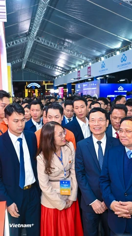 Thủ tướng Phạm Minh Chính tham quan các gian hàng tại Techfest 2025. (Ảnh: Minh Sơn/Vietnam+)