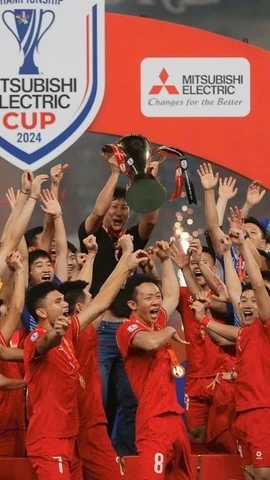 Việt Nam nâng cúp vô địch AFF Cup 2024 ngay trên sân của Thái Lan. (Ảnh: Minh Quyết/TTXVN) 