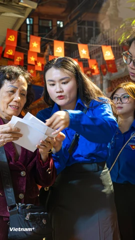 'Nước rút' chuẩn bị phiếu bầu, gõ cửa từng nhà phát thẻ cử tri ở Hà Nội 