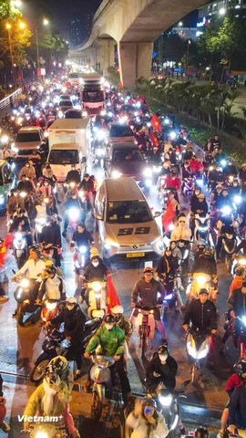 Người dân đổ ra đường ăn mừng chiến thắng của tuyển bóng đá nam Việt Nam