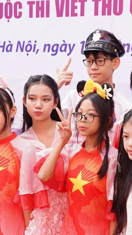 Các em học sinh trường THCS Chu Văn An (Hà Nội) hưởng ứng Cuộc thi Viết thư Quốc tế UPU lần thứ 55. (Ảnh: VietnamPost)