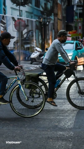 Không khí lạnh khiến bầu trời Hà Nội khoác lên mình màu xám nhạt đặc trưng của mùa đông. (Ảnh: Minh Sơn/Vietnam+)