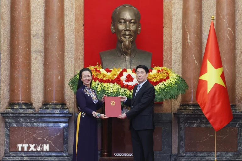 Chủ tịch nước Lương Cường trao quyết định bổ nhiệm Đại sứ đặc mệnh toàn quyền Việt Nam nhiệm kỳ 2025-2028 đối với đồng chí Đỗ Thùy Dương. (Ảnh: Lâm Khánh/TTXVN)
