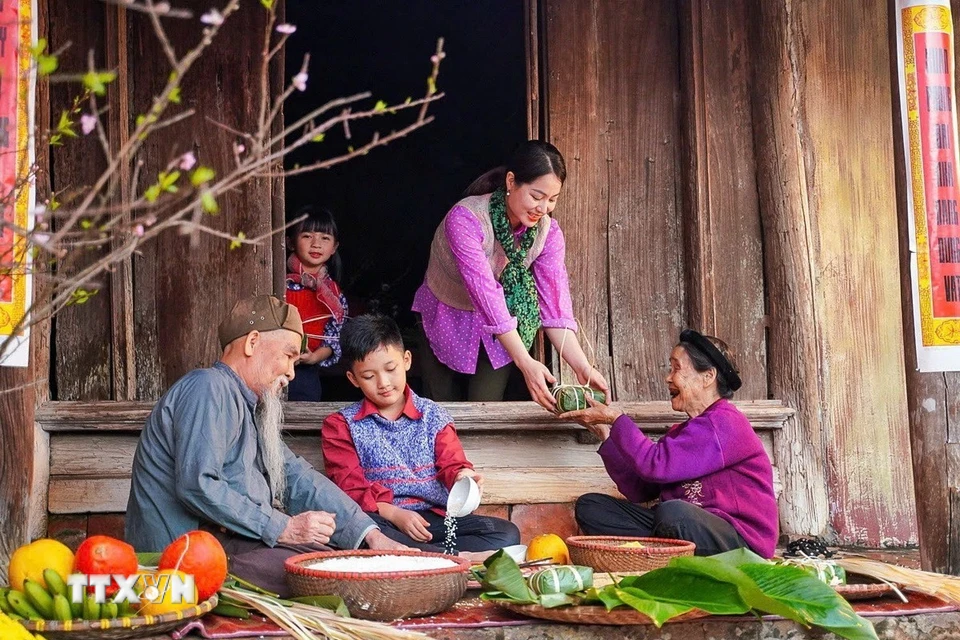 Đối với người Việt, Tết Nguyên đán là dịp mọi người trong gia đình sum vầy bên nhau, tận hưởng niềm vui đoàn viên. (Ảnh: Khánh Hòa/TTXVN)