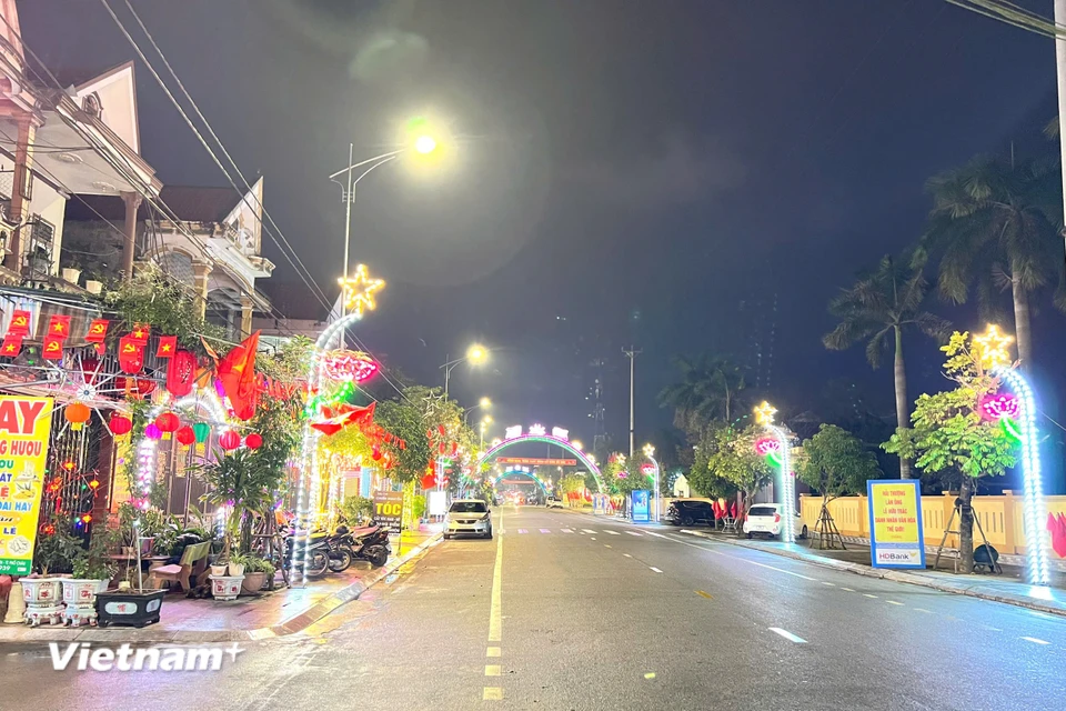 Phố núi Hương Sơn rực rỡ với những cây nêu được trang trí cầu kỳ. (Nguồn: Vietnam+)