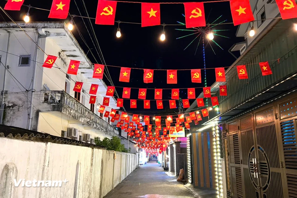 Phố núi Hương Sơn (Hà Tĩnh) buổi tối rực rỡ sắc màu trang trí, chào đón Năm mới 2025. (Nguồn: Vietnam+)