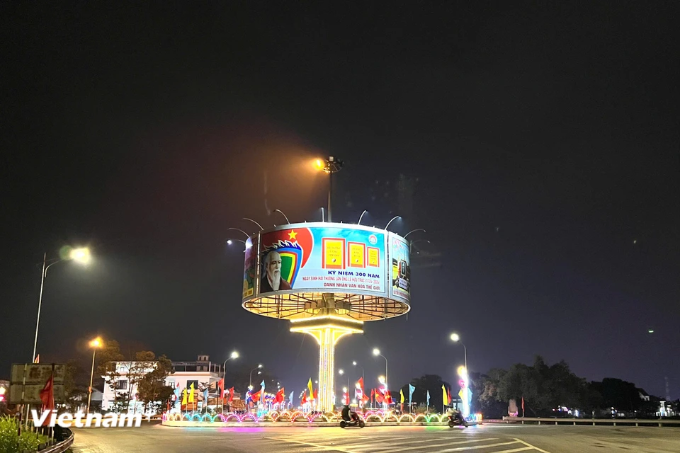 Vòng xuyến đường Hồ Chí Minh rực rỡ sắc màu. (Nguồn: Vietnam+)